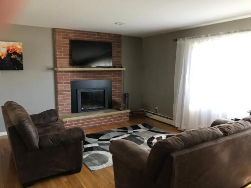 Dubuque House | Family friendly spacious with jacuzzi & fireplace!