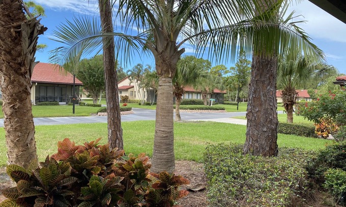 Sarasota Villa | Family Friendly Villa15 min to Siesta Key Wagon, Chairs, Umbrella, Toys Provided
