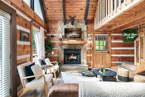 Gatlinburg - Pigeon Forge Ski Chalet | Family Fun Cabin on Bluff Mountain-Hot Tub & Game Room