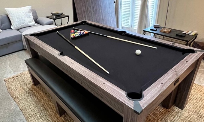 Rogers House | Family Fun! Games, 1G Fast WiFi, 1 King, 2 Queens, & Sofabed, Sleeps 8 in Rogers