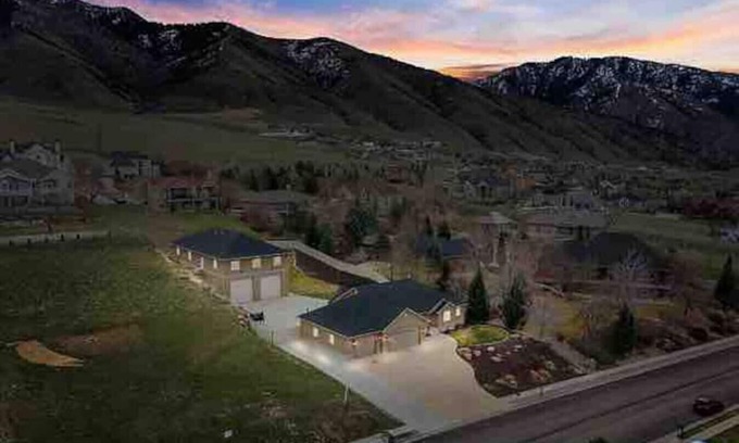 North Logan House | Family Fun with Adventure AND Relaxation! Fun Factory, Hot Tub, and Style Galore