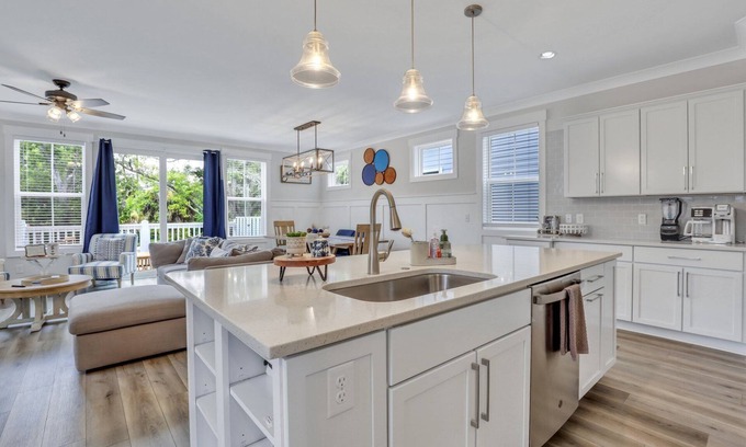 Palmetto Dunes House | Family Getaway!: Spacious Modern Home with Game Room, Pool and Close to HH Beaches and Attractions.