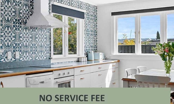 Taupo House | Family Getaway: Walk to Lake *No Service Fee*