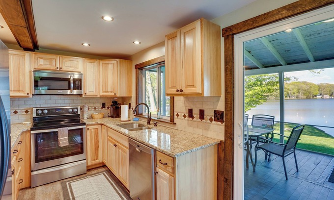 Tully Cottage | Family Lake & Ski House w/Paddleboards & Fire Pit