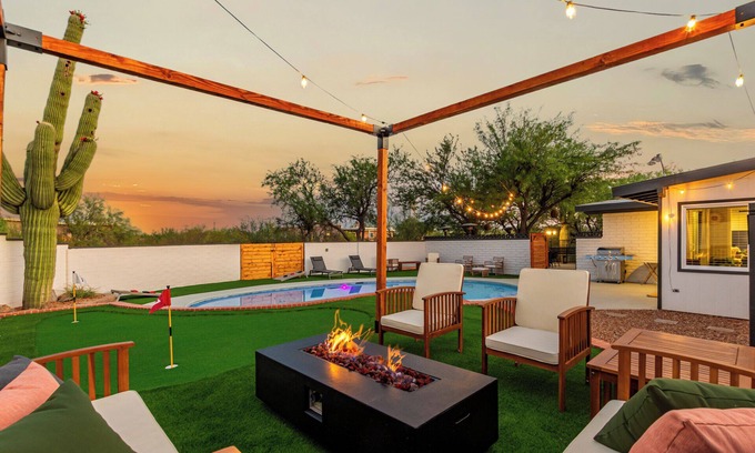 Casas Adobes House | Family luxury centrally located: Pool & Game Room