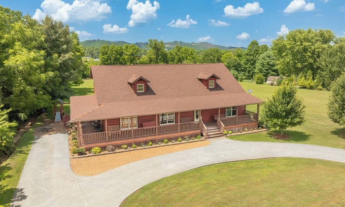 Gatlinburg - Pigeon Forge House | Family Mountain Cabin Offers Breathtaking View and Cozy Comfort