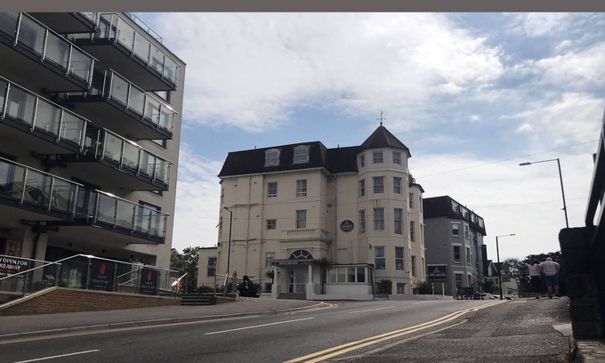 West Cliff House | FAMILY ROOM FOR 3 PEOPLE - CAPITAL ONE HOTEL - BOURNEMOUTH CENTRE WEST CLIFF