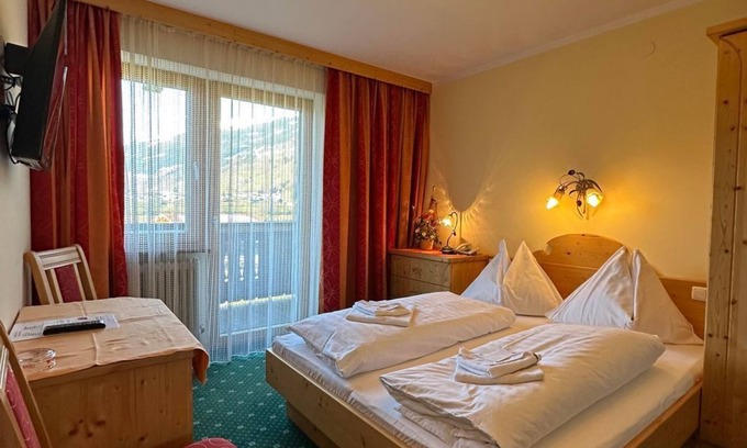 Bramberg am Wildkogel Bed & Breakfast | Family room, shower,WC,TV,telephone,hairdryer - Dorferwirt