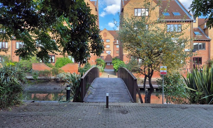 Cubitt Town House | Family-sized Spacious House with En-Suite available and Garden in Canary Wharf
