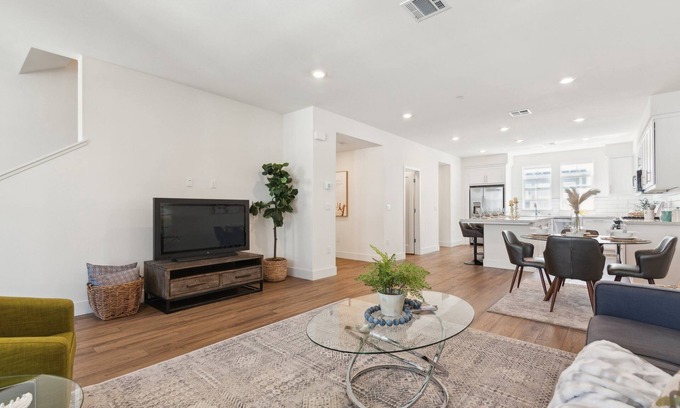 Newark House | Family Sized Townhome! 2109 Sq Ft & 4 Bedrooms! Pool & Spa Access !