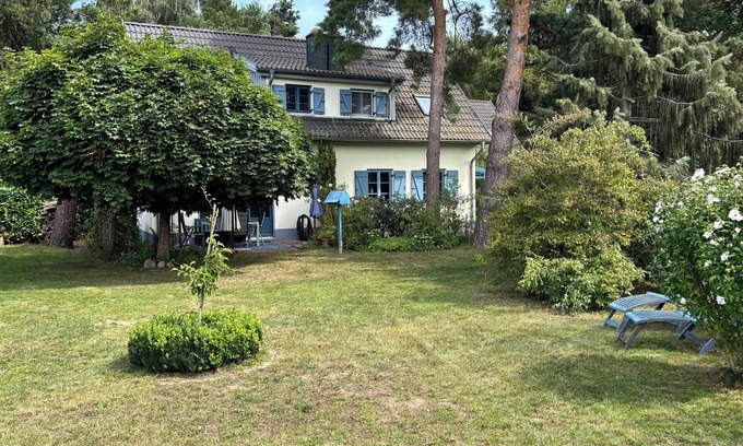 Kamminke House | Family vacation with large garden, sauna, fireplace and WLAN