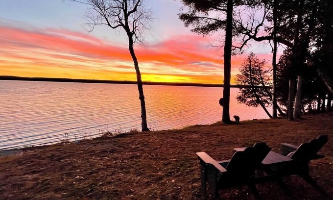 Sinclair House | Fantastic 4-bedroom Lake House on Cross Lake