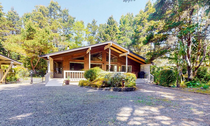 Florence House | Fantastic home near the coast with private hot tub & enclosed yard