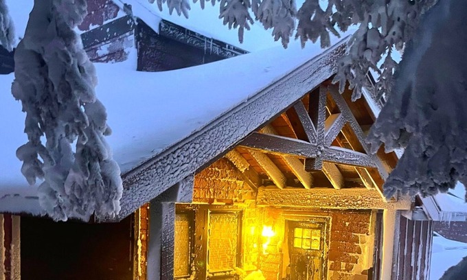 Snowshoe House | FANTASTIC LOCATION! Modern townhome next to Slopes & Village w/parking at door.