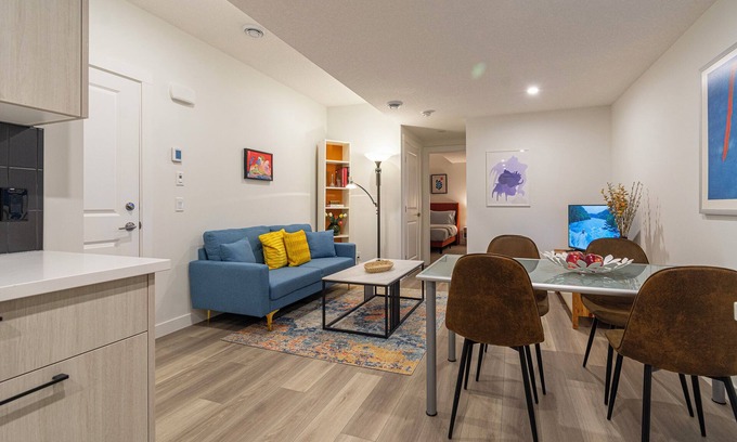 Keith Apartment | Fantastic Suite in NW Calgary | Swimming Pool & More! | Independent Access