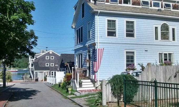 Warren Apartment | Fantastic Views in the Heart of Waterfront Historic District! Free wifi