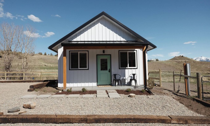 Livingston Cabin | Farm stay near Yellowstone, Livingston, Bozeman, hiking, fishing, skiing