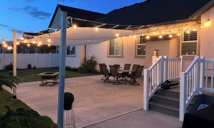 West Haven House | Farmhouse 4-bedroom 4-bath in West Haven