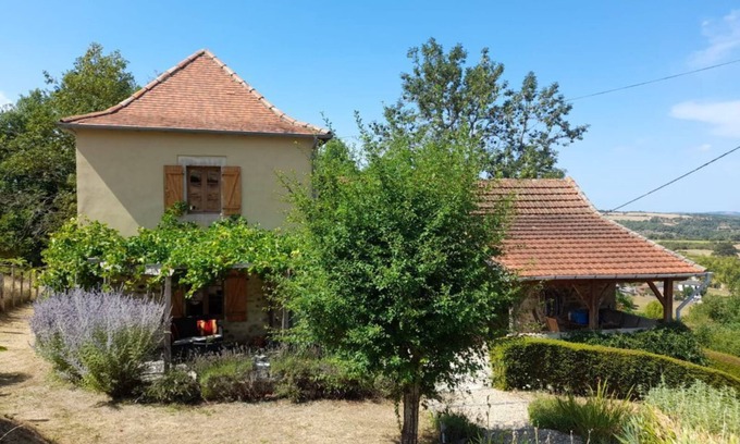 Villeneuve d'Aveyron Villa | Farmhouse in countryside, pet friendly, private pool, sleeps 6