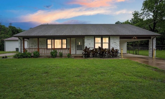 Tulsa House | Farmhouse on 1 Acre | Big Driveway | DT 5 miles
