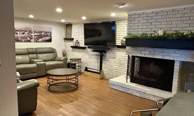 West End House | FARMHOUSE ON FIRST- SUPER close to CASV - Spacious 5-bedroom home