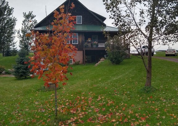 Barron Bed & Breakfast | Farmhouse on Sweeny Creek