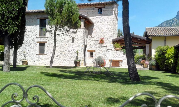 Precetto Apartment | Farmhouse with pool and whirlpool for vacations in Umbria: "Appartamento Glicine"