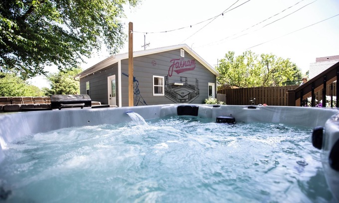 Southeast Omaha House | FarnamFieldhouse+HotTub+EpicGameRoom+FirePit+Mural