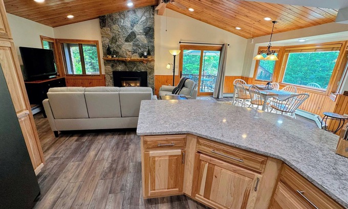 Bretton Woods Condo | FC41 Renovated Ski-in Ski-out Forest Cottage
