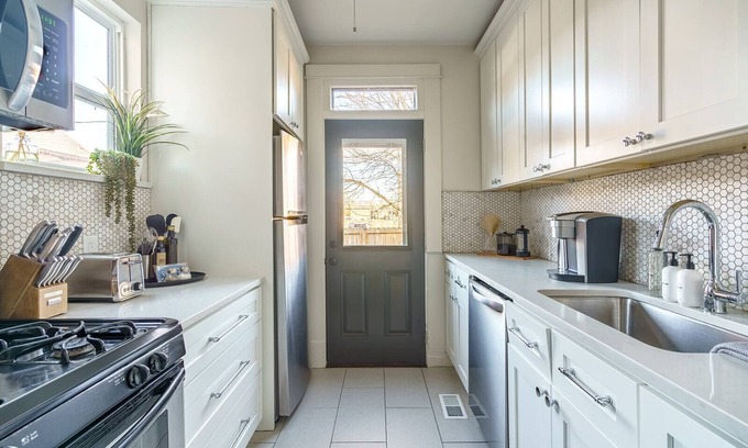 German Village House | Fenced Patio | Washer & Dryer | Walkable