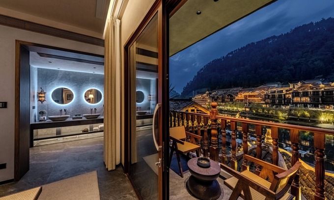 Fenghuang Bed & Breakfast | Fenghuang Yiquan River View B&B