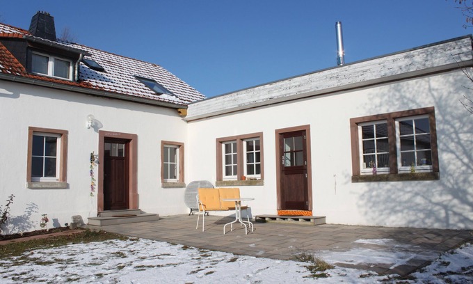 Auel House | Ferien in der Vulkaneifel, kleines ehemaliges Bauernhaus mit Sonnenterasse