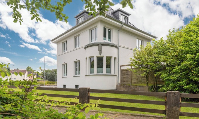 Osterhusum House | Ferienhaus "dat Witte Hus am Friedrichberg" in Husum für bis zu 12 Personen