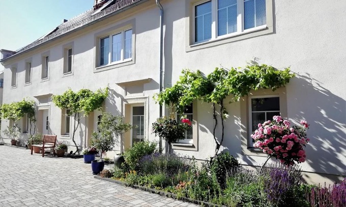 Meissen Apartment | Ferienhof Gräfe - 3-Seiten Hof mit großem Garten, Pool & Sauna