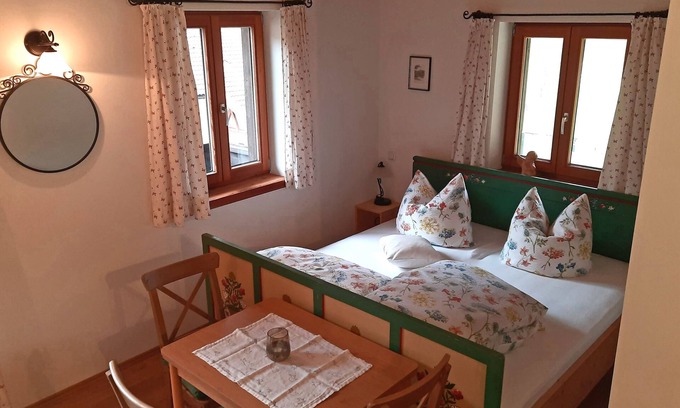 Aschau im Chiemgau Apartment | Ferienwohnung Juchhee 35 qm mit Schlafzimmer, Galerie-schlafzimmer und Balkon