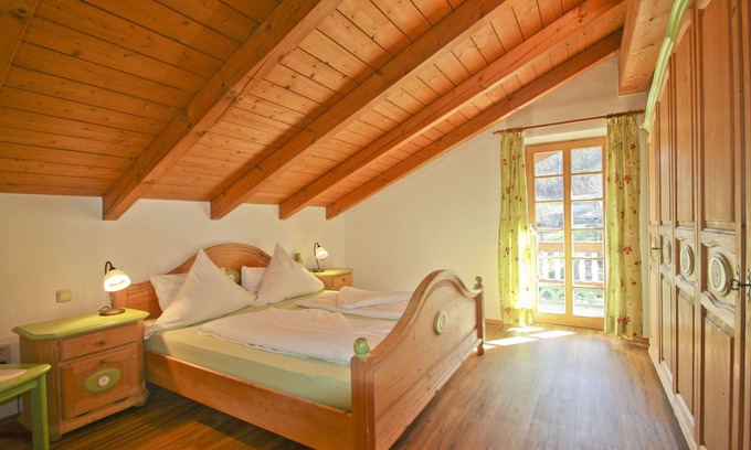Bad Feilnbach Apartment | Ferienwohnung "Apfel" 55 qm bis 2 Personen, 2. Obergeschoss, 1 separates Schlafzimmer, Südbalkon