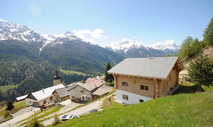 Tschlin Apartment | Ferienwohnung Caviezel