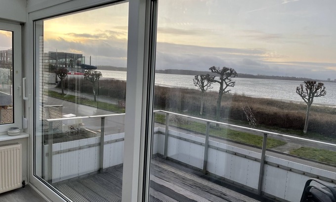 Laboe Apartment | Ferienwohnung mit Direktem Meerblick und Wintergarten