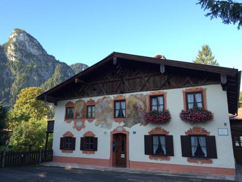 Oberammergau Apartment | Ferienwohnungen im Lüftlmalereck, Mussldomahaus