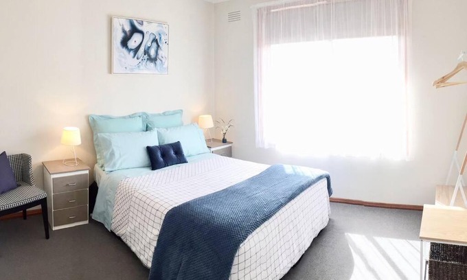 Norlane Apartment | FERNLY BFast, Pets, WiFi Nflx AC Walk2Pizza Liquor Deli,