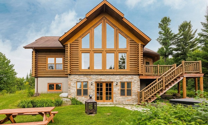 Fiddler Lake Resort House | Fiddler Lake Resort Chalet + Private Jacuzzi