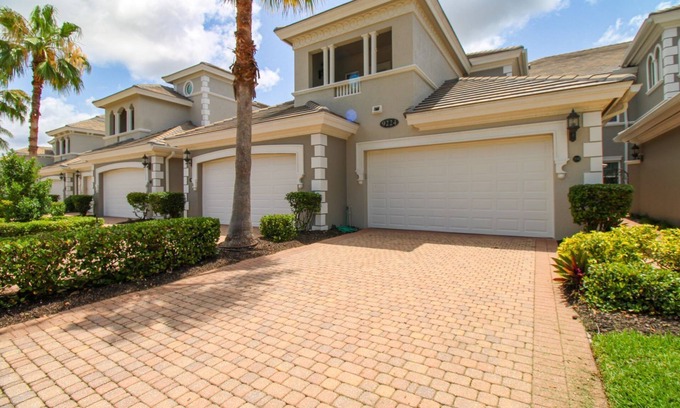Naples House | FIDDLER'S CREEK WATERFRONT SEASONAL 3 BEDROOM-3 BATH COACH HOME IN VARENNA