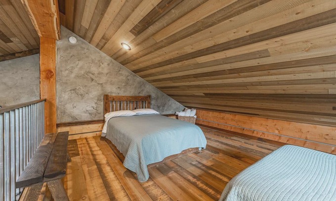 Coram Cabin | Field Guide Glacier - Cabin in the Pines