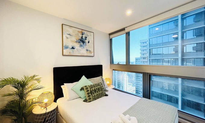 Melbourne Central Business District Apartment | ❤️FIFFT08/InnerCBD/SkyHigh View/1Min To Station/FREE(Pool/GYM/Tram)