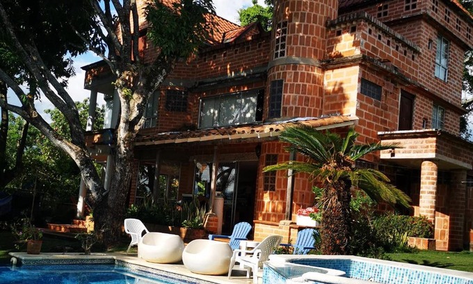 Sopetran House | Finca con forma de castillo y piscina en Sopetrán