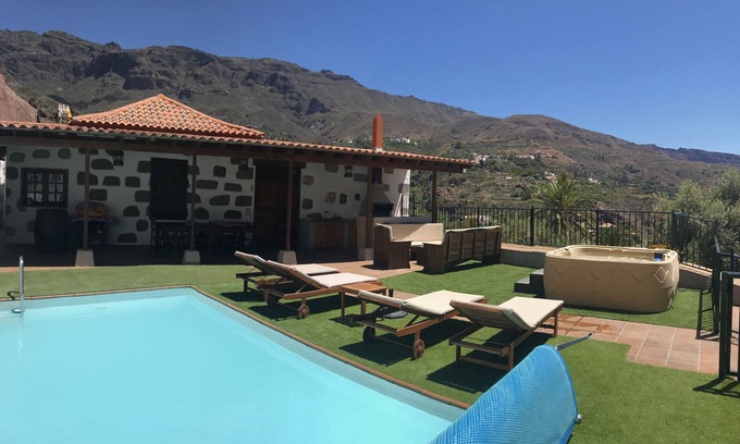 La Montana Cottage | Finca Mariola - Centennial House Santa Lucia - Swimming Pool & Jacuzzi