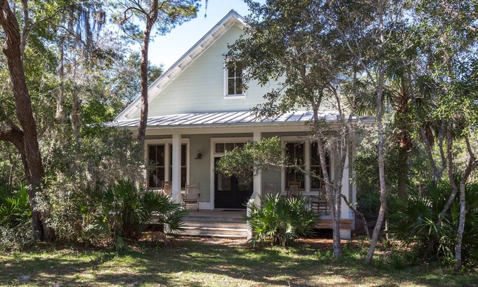 Apalachicola House | Find Tranquility at Rivercrest!