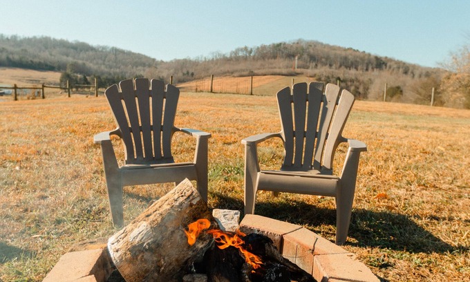 Somerset Cottage | FIRE PIT, FENCED YARD, FIREPLACE, HOT TUB, 100 meg internet, LAKE CUMBERLAND