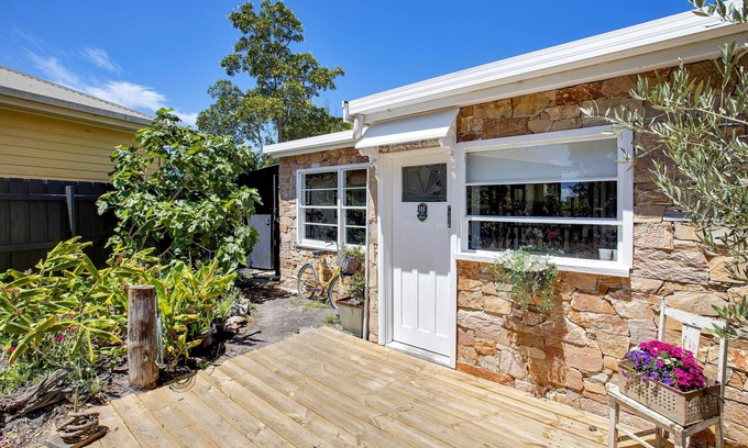 Raymond Island Cottage | Fishermans Cottage: Delightful Stone cottage situated on McMillan Straight