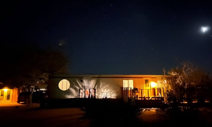 Joshua Tree House | Five acre mesa to roam with infinity jacuzzi, star gazing, and art studio. n